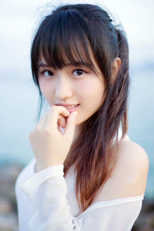 大乔和小乔走出书房，派人去通知贾诩之后，大乔才松了口气，有些嗔怪的看了妹妹一眼，没好气的道：“现在好了？惹夫君生气了。”